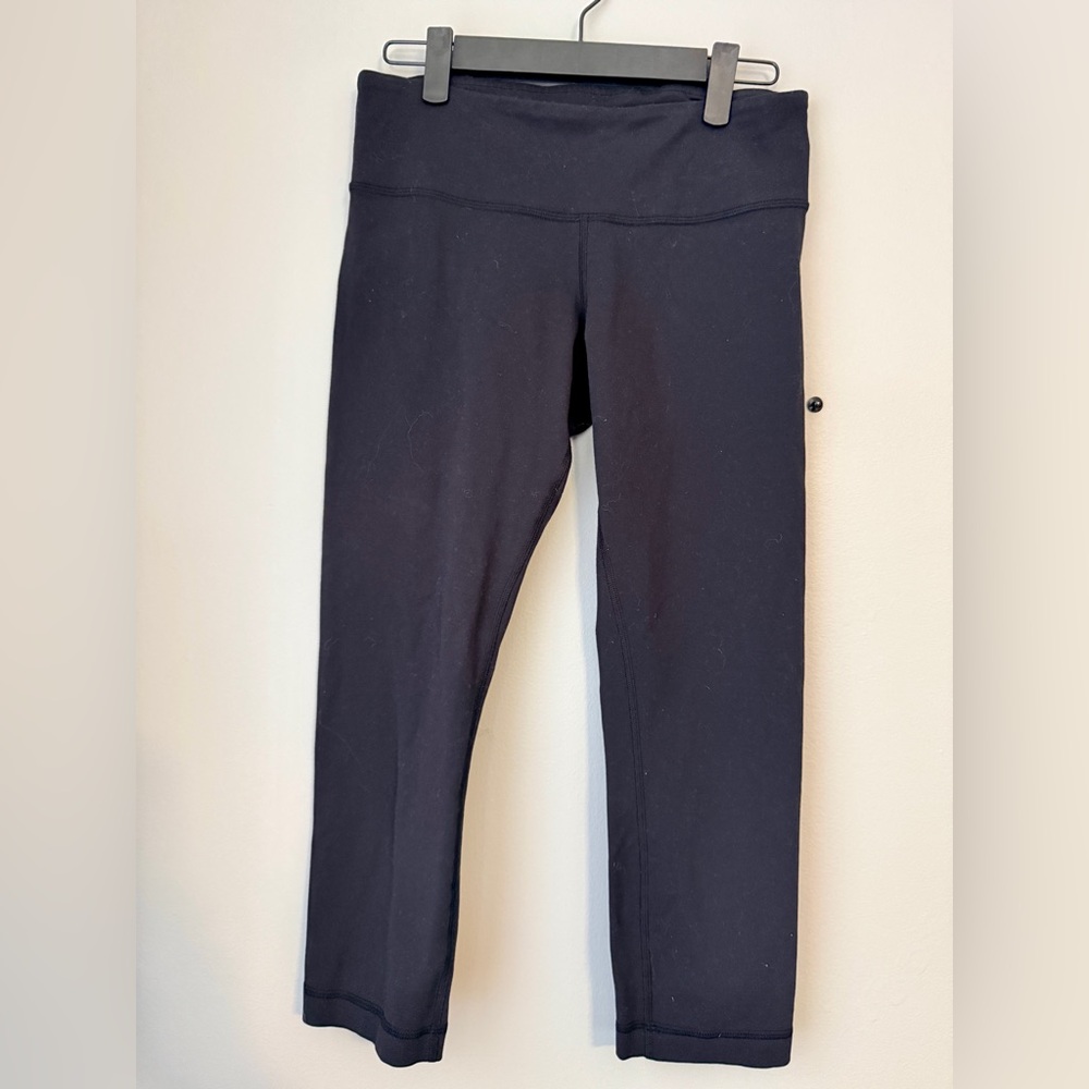 Lululemon Wunder Under cropped leggings in black.